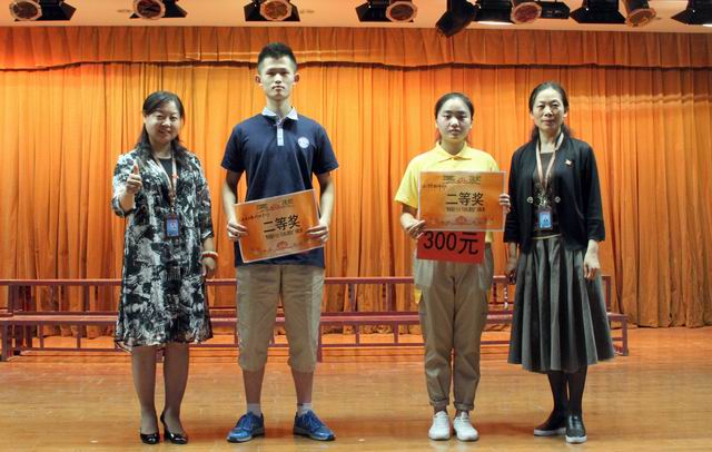 調整大小 11、蘇曉紅主任和張榮霞主任給獲得二等獎的代表隊頒獎.jpg