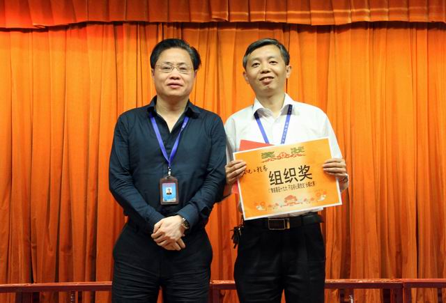 調整大小 9、任建設副院長給機電工程系頒發(fā)組織獎.jpg